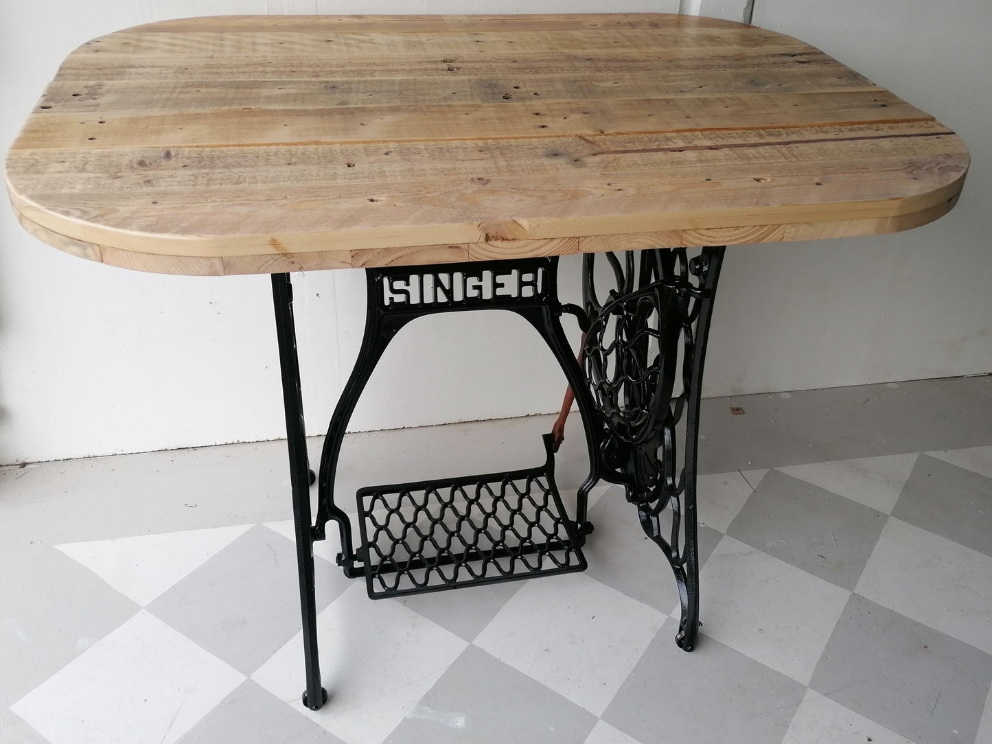 Singer Symaskine Pyntebord / Skrivebord: Kreativ Genbrug med Vintage Charme