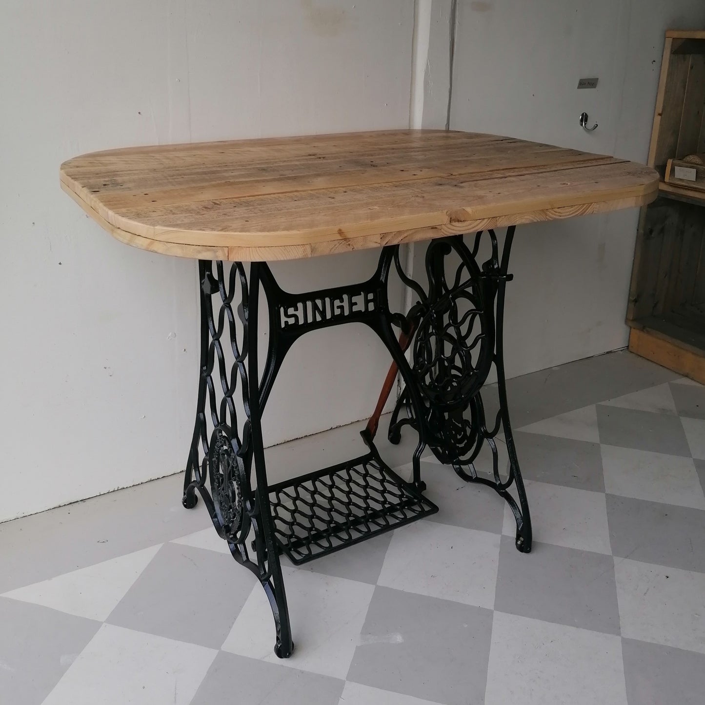 Singer Symaskine Pyntebord / Skrivebord: Kreativ Genbrug med Vintage Charme