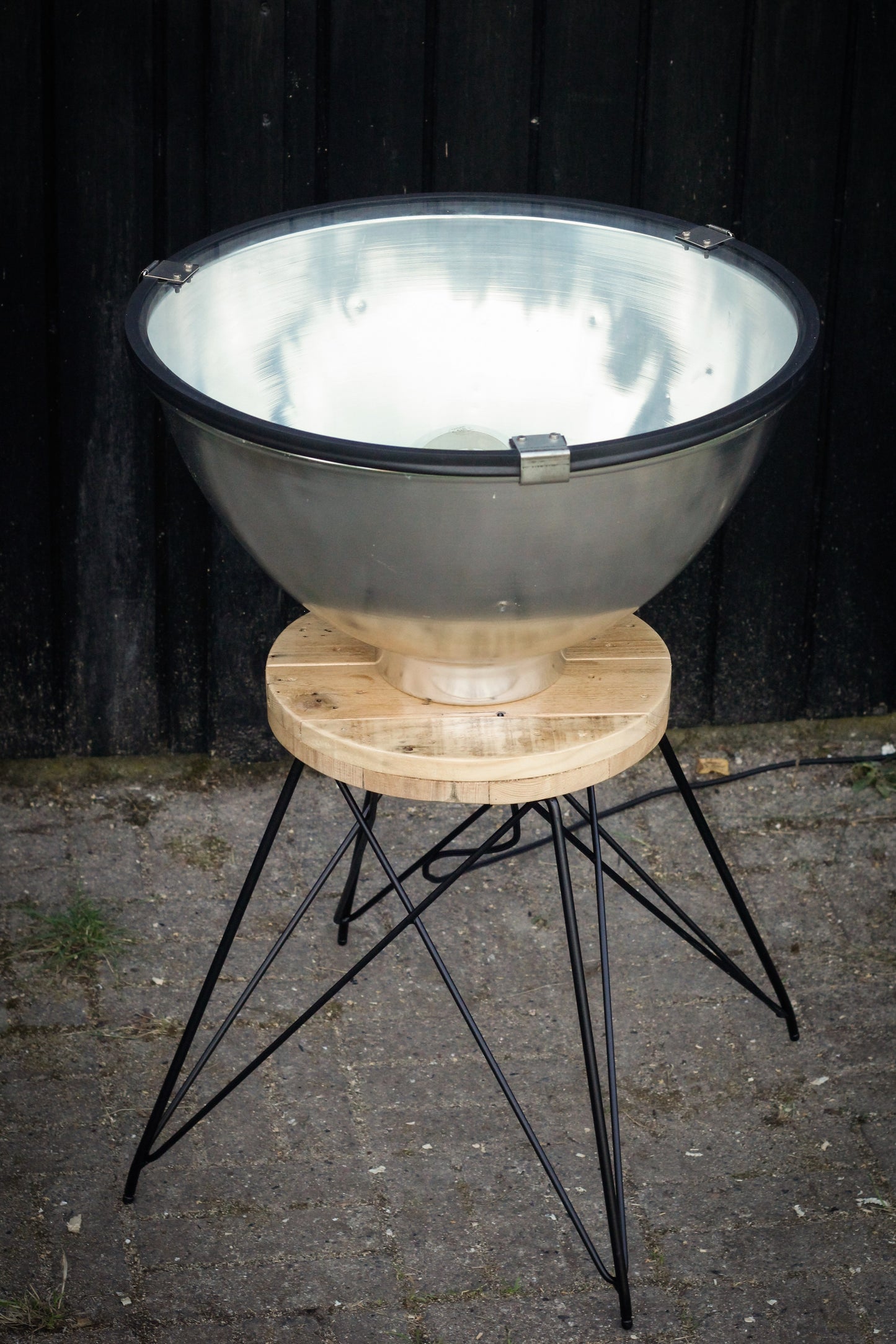 Rustikt Moderne Fabrikslampe Bord – En Unik Fusion af Historie og Design