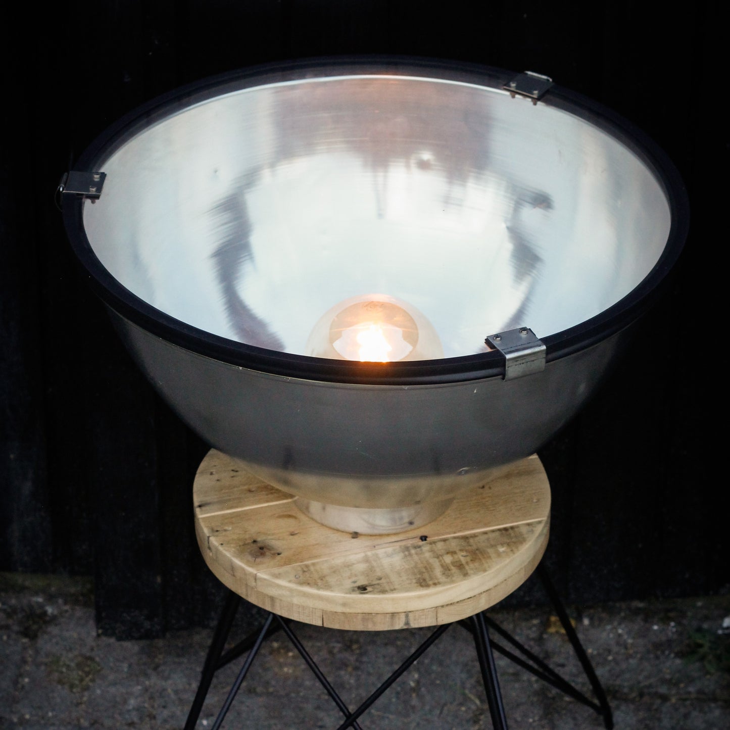 Rustikt Moderne Fabrikslampe Bord – En Unik Fusion af Historie og Design