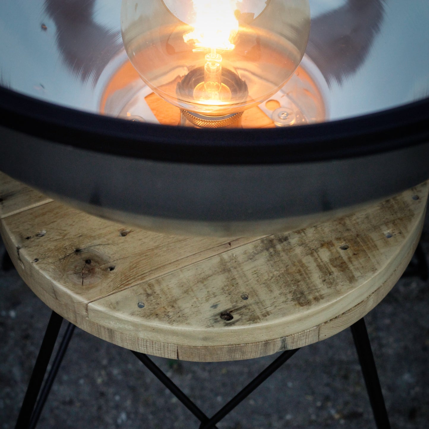 Rustikt Moderne Fabrikslampe Bord – En Unik Fusion af Historie og Design
